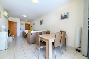 2 bed Apartment Overlooking Pool - Oroklini