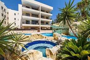 2 bed Apartment Overlooking Pool - Oroklini