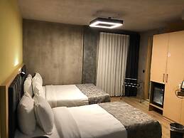 Redstone Hotel