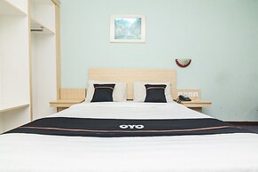 OYO 2065 Holly Sentosa Hotel