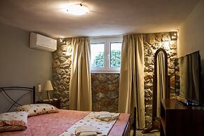 Spacious home with garden in Marathonas