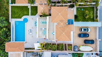 Villa with Striking views over the infinity Pool