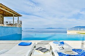 Villa with Striking views over the infinity Pool