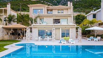 Villa with Striking views over the infinity Pool