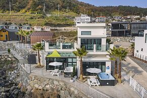 Lim Sea Side Poolvilla Pension