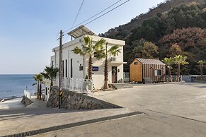 Lim Sea Side Poolvilla Pension