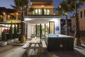 Lim Sea Side Poolvilla Pension