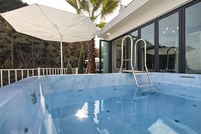 Lim Sea Side Poolvilla Pension
