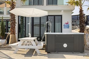 Lim Sea Side Poolvilla Pension