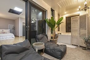 Lim Sea Side Poolvilla Pension