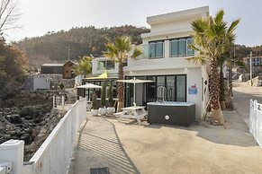 Lim Sea Side Poolvilla Pension