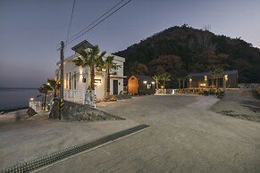Lim Sea Side Poolvilla Pension