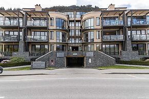 Modern Spacious Town Center Unit with Lake View