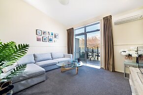 Gorgeous Lake & Mountain View Apartment