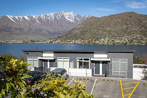 Gorgeous Lake & Mountain View Apartment