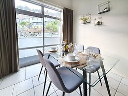 Gorgeous Lake & Mountain View Apartment
