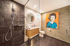 Lake View Greenstone Luxe Apartment