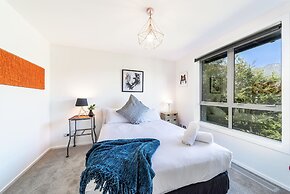 Lake View Greenstone Luxe Apartment