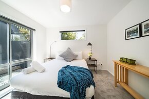 Lake View Greenstone Luxe Apartment