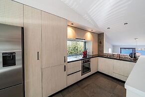 Lake View Greenstone Luxe Apartment