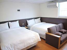 Cloud Haku Cozy Inn