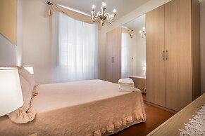 Classic Tuscany Apartment B by Mmega