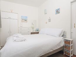 4 Thornlea Mews