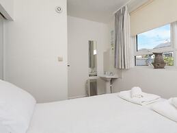 4 Thornlea Mews