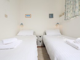 4 Thornlea Mews