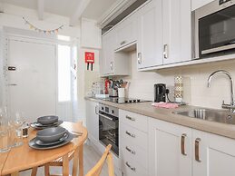 4 Thornlea Mews
