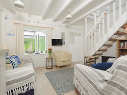 4 Thornlea Mews