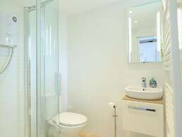 4 Thornlea Mews