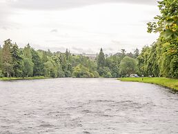 7 Riverside Gardens
