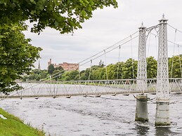 7 Riverside Gardens