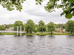 7 Riverside Gardens