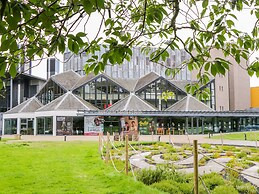 7 Riverside Gardens