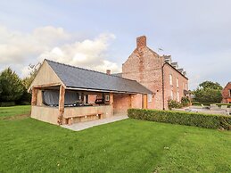 Rhandregynwen Hall