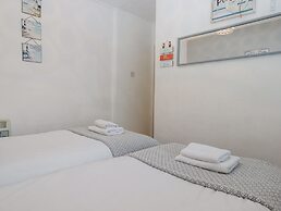 3 Dolphin Court