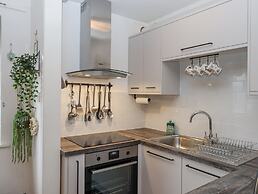 3 Dolphin Court