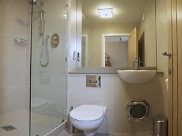 2 Hamstone Court