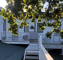 Sandown Lodge
