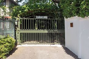 Sandown Lodge