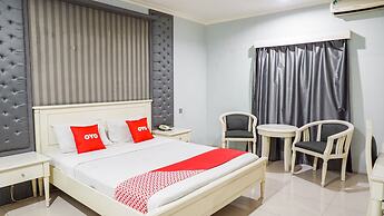 OYO 2085 Chrysanta Hotel