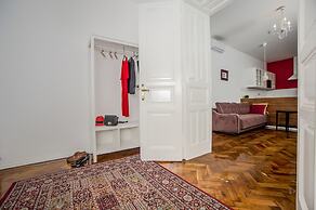 Crown Apartment