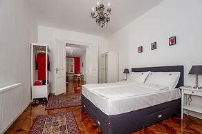 Crown Apartment