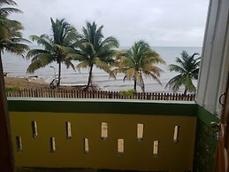Pal's on the Beach - A Gold Standard Hotel