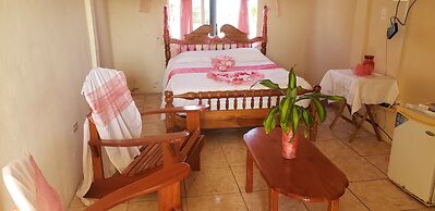 Pal's on the Beach - A Gold Standard Hotel