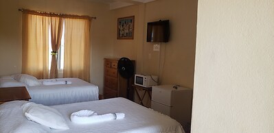 Pal's on the Beach - A Gold Standard Hotel