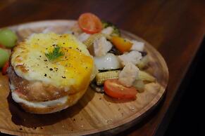 CoffeeLoft Inn &  Café
