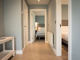 Executive Lakeside Lodge at Mullans Bay